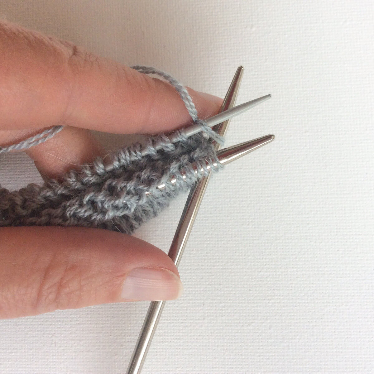 tutorial knitting a folded hem La Visch Designs