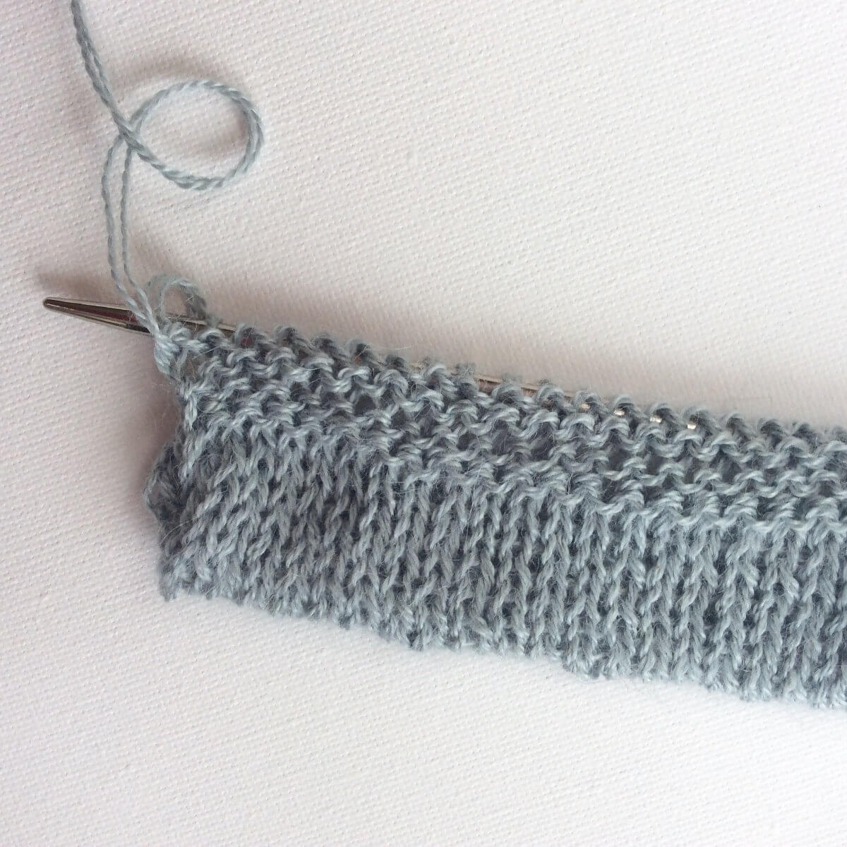 tutorial knitting a folded hem La Visch Designs