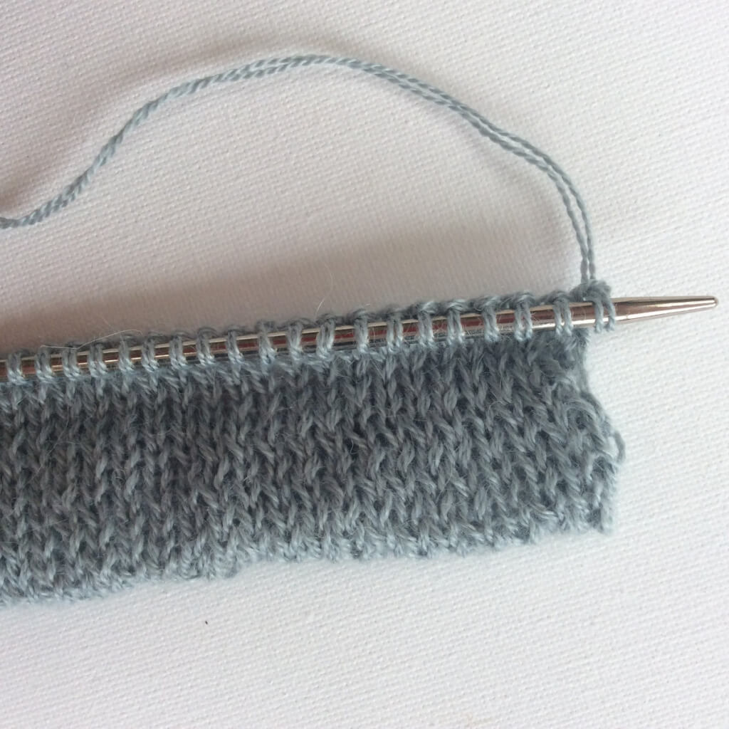 tutorial knitting a folded hem La Visch Designs