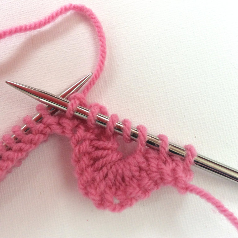 tutorial: knitting a scalloped edge - La Visch Designs