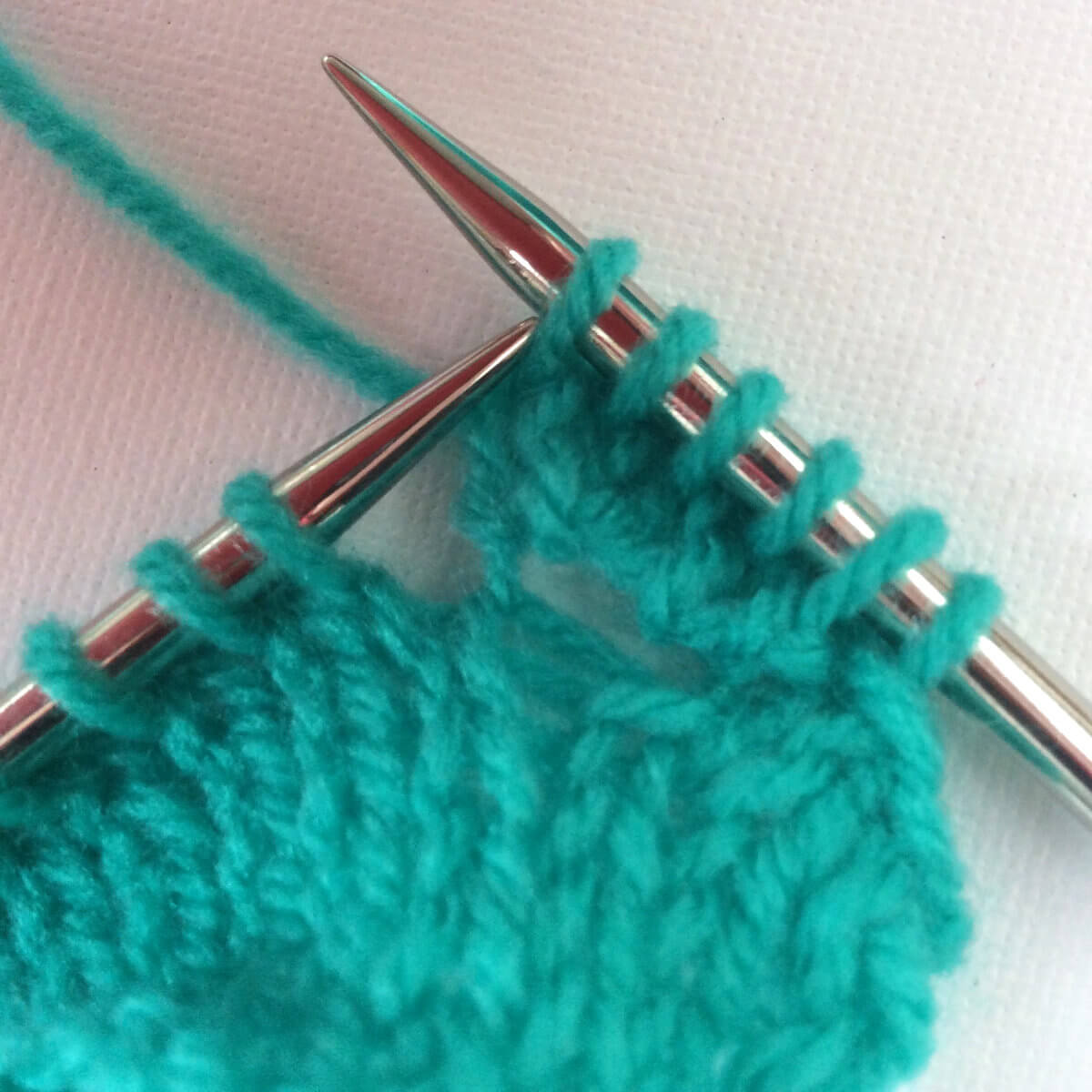 tutorial: knitting a bobble bind-off - La Visch Designs