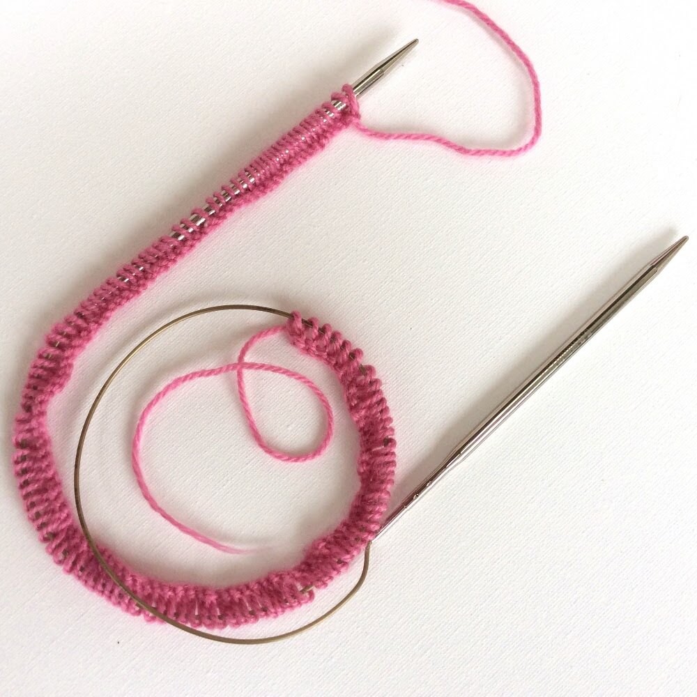 tutorial knitting in the round travelling loop method La Visch Designs