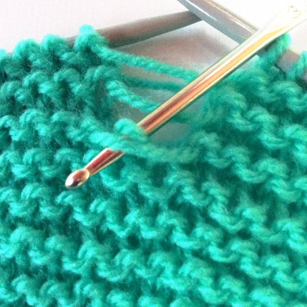 tutorial - how to pick up a dropped stitch - La Visch Designs