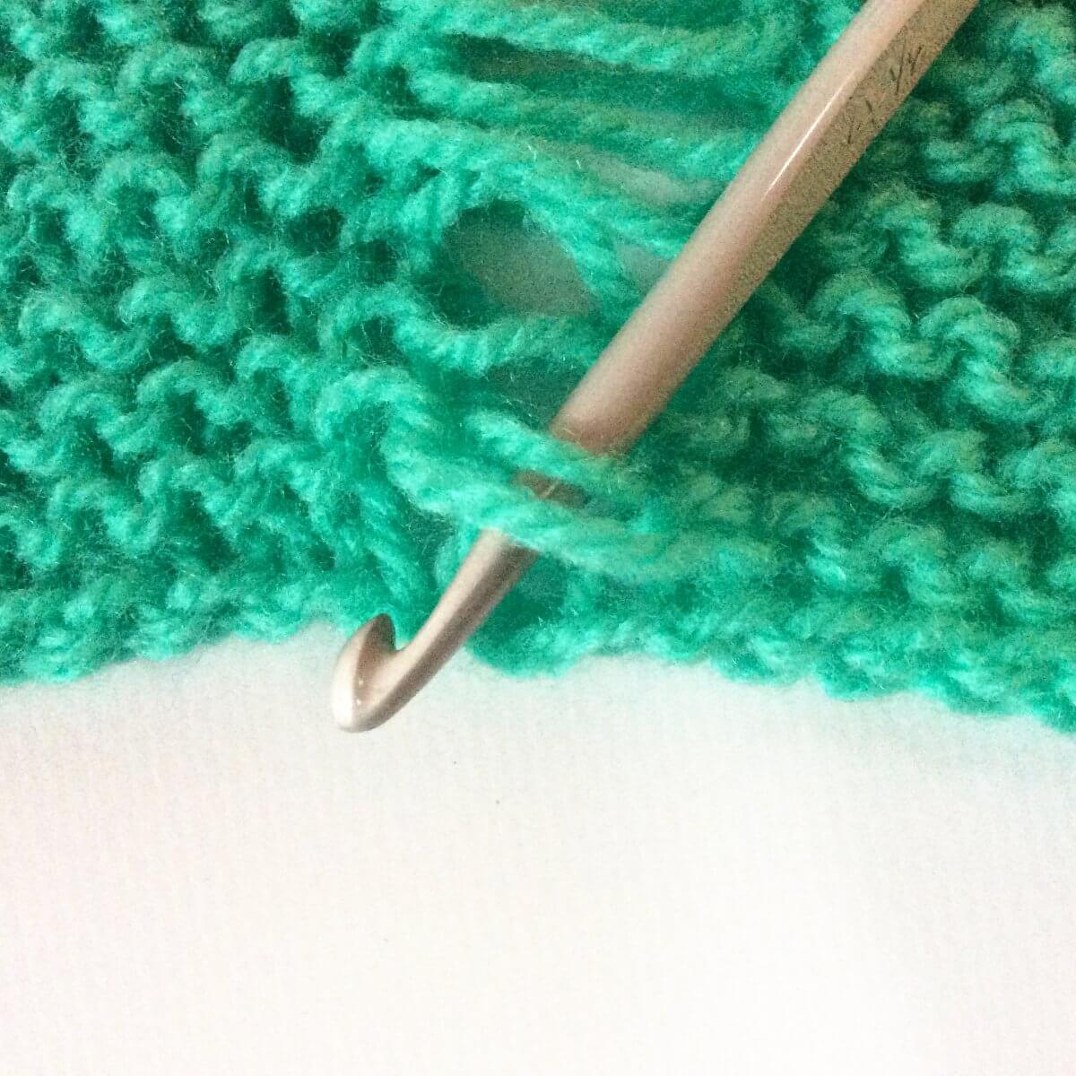 tutorial - crochet a braid in your knitting - La Visch Designs