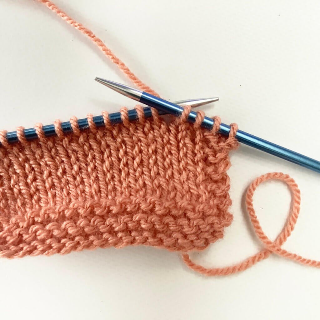 tutorial working the knit 1 below (k1b) stitch La Visch Designs