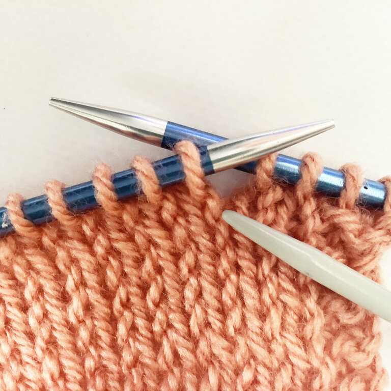tutorial working the knit 1 below (k1b) stitch La Visch Designs